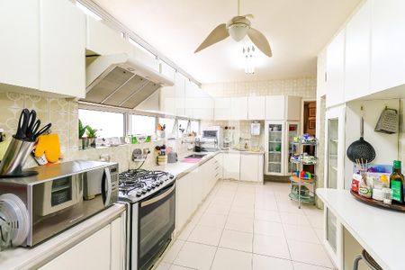 Casa à venda com 400m², 4 quartos e 4 vagas Casa à venda com 400m², 4 quartos e 4 vagasCozinha