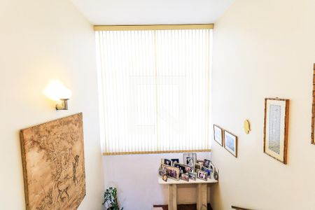 Casa à venda com 400m², 4 quartos e 4 vagas Casa à venda com 400m², 4 quartos e 4 vagasEscadas