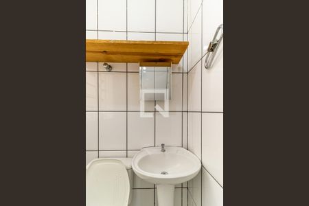 Banheiro  de kitnet/studio à venda com 1 quarto, 27m² em República, São Paulo