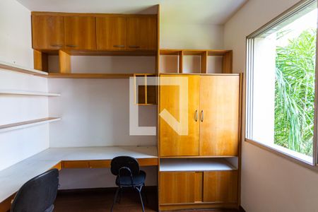 Apartamento à venda com 145m², 4 quartos e 2 vagas Apartamento à venda com 145m², 4 quartos e 2 vagasMesa de Escritório do Quarto 3