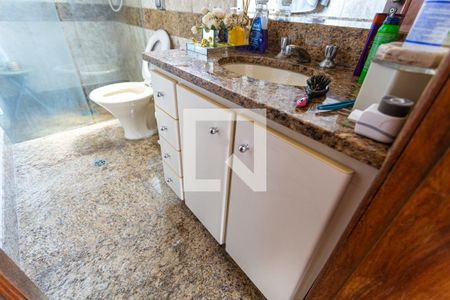 Apartamento à venda com 145m², 4 quartos e 2 vagas Apartamento à venda com 145m², 4 quartos e 2 vagasArmário do Banheiro da Suíte