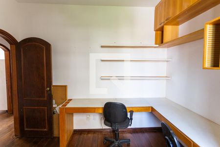 Apartamento à venda com 145m², 4 quartos e 2 vagas Apartamento à venda com 145m², 4 quartos e 2 vagasMesa de Escritório do Quarto 3