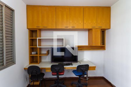 Apartamento à venda com 145m², 4 quartos e 2 vagas Apartamento à venda com 145m², 4 quartos e 2 vagasMesa de Escritório do Quarto 2