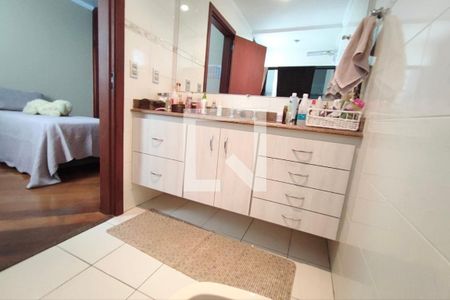 Apartamento à venda com 256m², 4 quartos e 3 vagasBanheiro suíte 1