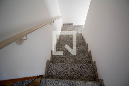 Casa de condomínio à venda com 63m², 2 quartos e 1 vaga Casa de condomínio à venda com 63m², 2 quartos e 1 vagaEscada