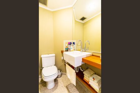 Apartamento à venda com 209m², 3 quartos e 5 vagas Apartamento à venda com 209m², 3 quartos e 5 vagasBanheiro Social 2