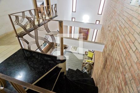 Casa à venda com 274m², 3 quartos e 5 vagas Casa à venda com 274m², 3 quartos e 5 vagasEscada