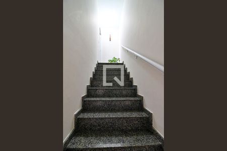 Apartamento à venda com 100m², 2 quartos e 1 vagaEscada