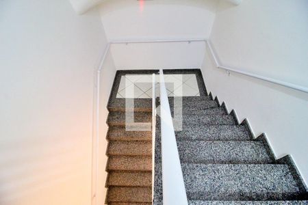 Apartamento à venda com 100m², 2 quartos e 1 vagaEscada