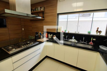 Casa de condomínio à venda com 320m², 5 quartos e 2 vagas Casa de condomínio à venda com 320m², 5 quartos e 2 vagasCozinha