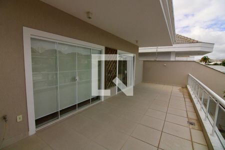 Casa de condomínio à venda com 320m², 5 quartos e 2 vagas Casa de condomínio à venda com 320m², 5 quartos e 2 vagasVaranda da Suíte 1