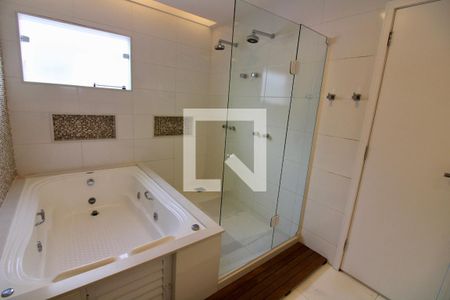 Casa de condomínio à venda com 320m², 5 quartos e 2 vagas Casa de condomínio à venda com 320m², 5 quartos e 2 vagasBanheiro da Suíte 1