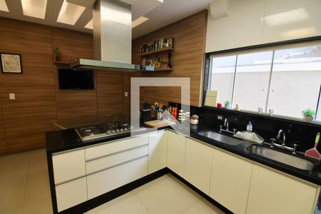 Casa de condomínio à venda com 320m², 5 quartos e 2 vagas Casa de condomínio à venda com 320m², 5 quartos e 2 vagasCozinha