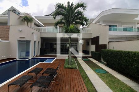 Casa de condomínio à venda com 320m², 5 quartos e 2 vagas Casa de condomínio à venda com 320m², 5 quartos e 2 vagasPiscina