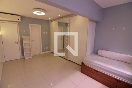 Casa de condomínio à venda com 320m², 5 quartos e 2 vagas Casa de condomínio à venda com 320m², 5 quartos e 2 vagasSuíte 2