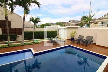 Casa de condomínio à venda com 320m², 5 quartos e 2 vagas Casa de condomínio à venda com 320m², 5 quartos e 2 vagasPiscina