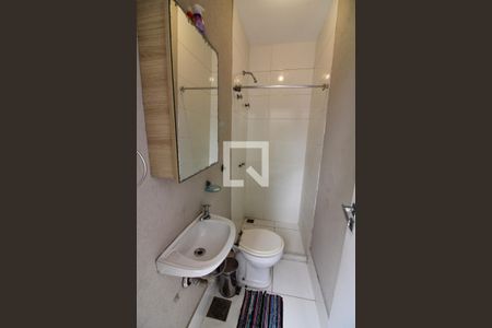 Casa de condomínio à venda com 320m², 5 quartos e 2 vagas Casa de condomínio à venda com 320m², 5 quartos e 2 vagasBanheiro de serviço