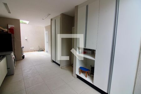 Casa de condomínio à venda com 320m², 5 quartos e 2 vagas Casa de condomínio à venda com 320m², 5 quartos e 2 vagasÁrea de Serviço