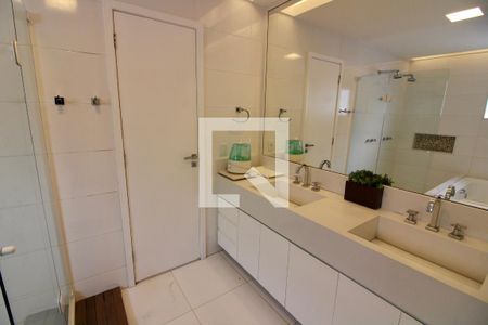 Casa de condomínio à venda com 320m², 5 quartos e 2 vagas Casa de condomínio à venda com 320m², 5 quartos e 2 vagasBanheiro da Suíte 1