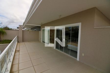 Casa de condomínio à venda com 320m², 5 quartos e 2 vagas Casa de condomínio à venda com 320m², 5 quartos e 2 vagasVaranda da Suíte 1