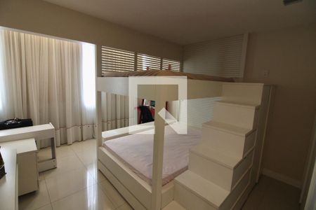 Casa de condomínio à venda com 320m², 5 quartos e 2 vagas Casa de condomínio à venda com 320m², 5 quartos e 2 vagasSuíte 3