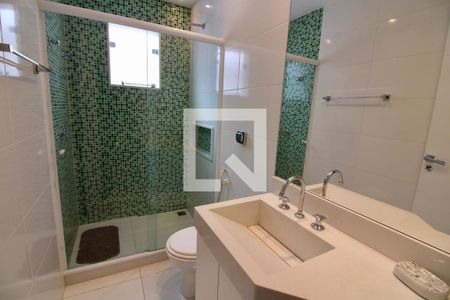 Casa de condomínio à venda com 320m², 5 quartos e 2 vagas Casa de condomínio à venda com 320m², 5 quartos e 2 vagasBanheiro da Suíte 3