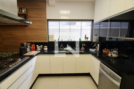 Casa de condomínio à venda com 320m², 5 quartos e 2 vagas Casa de condomínio à venda com 320m², 5 quartos e 2 vagasCozinha