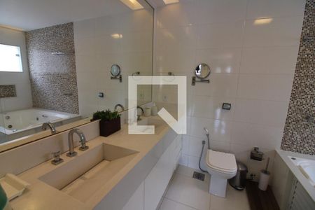 Casa de condomínio à venda com 320m², 5 quartos e 2 vagas Casa de condomínio à venda com 320m², 5 quartos e 2 vagasBanheiro da Suíte 1