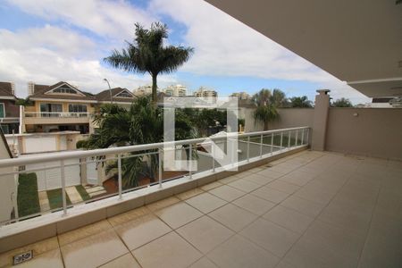 Casa de condomínio à venda com 320m², 5 quartos e 2 vagas Casa de condomínio à venda com 320m², 5 quartos e 2 vagasVaranda da Suíte 1