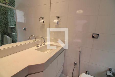 Casa de condomínio à venda com 320m², 5 quartos e 2 vagas Casa de condomínio à venda com 320m², 5 quartos e 2 vagasBanheiro da Suíte 2