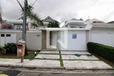 Casa de condomínio à venda com 320m², 5 quartos e 2 vagas Casa de condomínio à venda com 320m², 5 quartos e 2 vagasFachada
