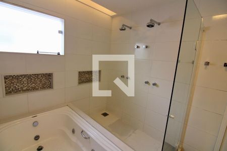 Casa de condomínio à venda com 320m², 5 quartos e 2 vagas Casa de condomínio à venda com 320m², 5 quartos e 2 vagasBanheiro da Suíte 1