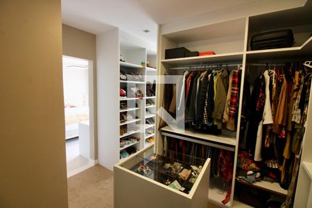 Casa de condomínio à venda com 320m², 5 quartos e 2 vagas Casa de condomínio à venda com 320m², 5 quartos e 2 vagasCloset da suíte 1