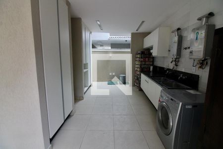 Casa de condomínio à venda com 320m², 5 quartos e 2 vagas Casa de condomínio à venda com 320m², 5 quartos e 2 vagasÁrea de Serviço