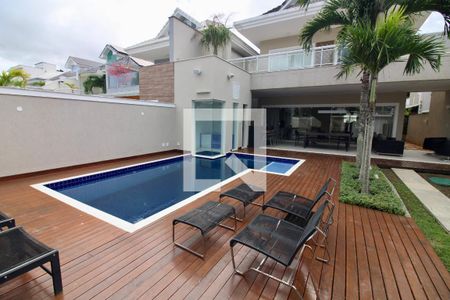 Casa de condomínio à venda com 320m², 5 quartos e 2 vagas Casa de condomínio à venda com 320m², 5 quartos e 2 vagasPiscina