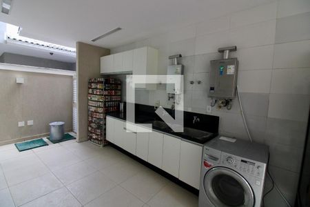 Casa de condomínio à venda com 320m², 5 quartos e 2 vagas Casa de condomínio à venda com 320m², 5 quartos e 2 vagasÁrea de Serviço