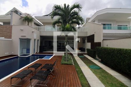 Casa de condomínio à venda com 320m², 5 quartos e 2 vagas Casa de condomínio à venda com 320m², 5 quartos e 2 vagasPiscina