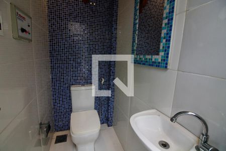 Casa de condomínio à venda com 320m², 5 quartos e 2 vagas Casa de condomínio à venda com 320m², 5 quartos e 2 vagasBanheiro da Piscina