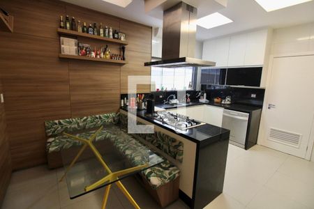 Casa de condomínio à venda com 320m², 5 quartos e 2 vagas Casa de condomínio à venda com 320m², 5 quartos e 2 vagasCozinha