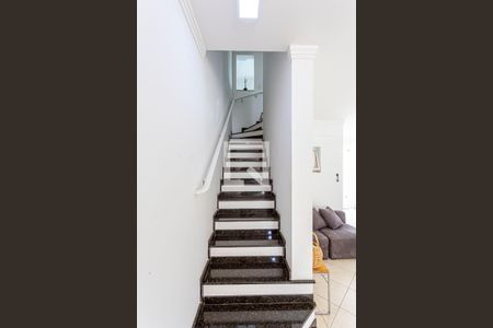 Casa à venda com 235m², 3 quartos e 5 vagas Casa à venda com 235m², 3 quartos e 5 vagasEscada Garagem