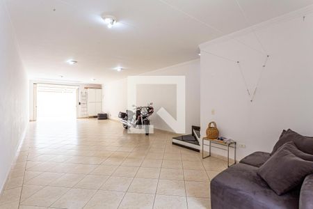 Casa à venda com 235m², 3 quartos e 5 vagas Casa à venda com 235m², 3 quartos e 5 vagasGaragem