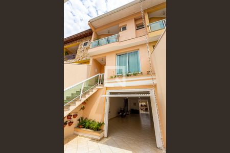 Casa à venda com 235m², 3 quartos e 5 vagas Casa à venda com 235m², 3 quartos e 5 vagasFachada