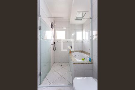 Casa à venda com 235m², 3 quartos e 5 vagas Casa à venda com 235m², 3 quartos e 5 vagasBanheiro da Suite