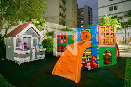 Apartamento à venda com 230m², 4 quartos e 3 vagas Apartamento à venda com 230m², 4 quartos e 3 vagasÁrea comum - Playground