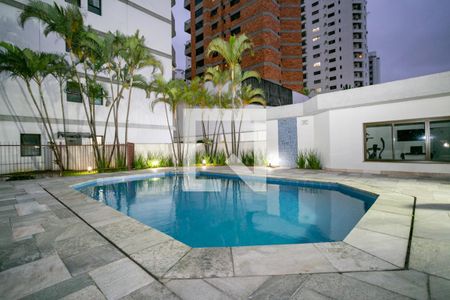 Apartamento à venda com 230m², 4 quartos e 3 vagas Apartamento à venda com 230m², 4 quartos e 3 vagasÁrea comum - Piscina