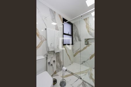 Apartamento à venda com 230m², 4 quartos e 3 vagas Apartamento à venda com 230m², 4 quartos e 3 vagasBanheiro da Suíte 1