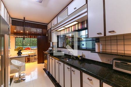 Casa à venda com 357m², 4 quartos e 6 vagasCozinha