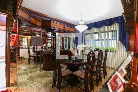 Casa à venda com 357m², 4 quartos e 6 vagasSala