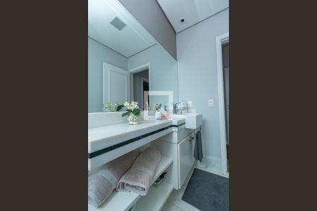 Apartamento à venda com 350m², 3 quartos e 5 vagas Apartamento à venda com 350m², 3 quartos e 5 vagasBanheiro da Suíte 1