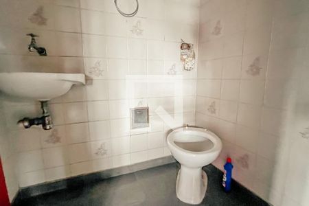 Casa à venda com 352m², 3 quartos e 2 vagas Casa à venda com 352m², 3 quartos e 2 vagasBanheiro de Serviço